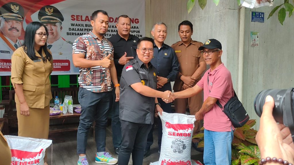 Penyerahan Bantuan Pupuk oleh Wakil Bupati Kutai Kartanegara